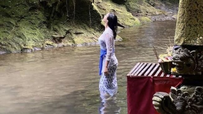 Artis Jalani Prosesi Melukat di Bali (instagram/@ralineshah)