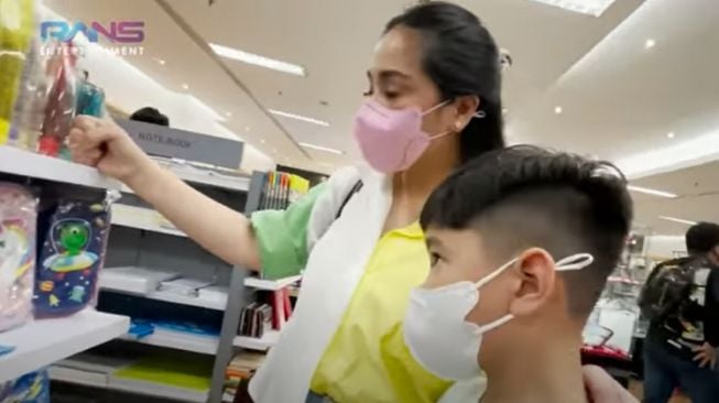 Momen Nagita Slavina Belanja Keperluan Sekolah Rafathar (YouTube/RANS Entertainment)