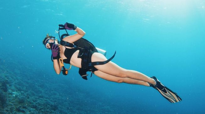 Potret Nia Ramadhani Diving di Labuanbajo (Instagram/@ramadhaniabakrie)