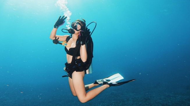 Potret Nia Ramadhani Diving di Labuanbajo (Instagram/@ramadhaniabakrie)