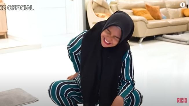 Potret Ria Ricis Ngepel Jongkok Demi Posisi Bayi (YouTube/Ricis Official)