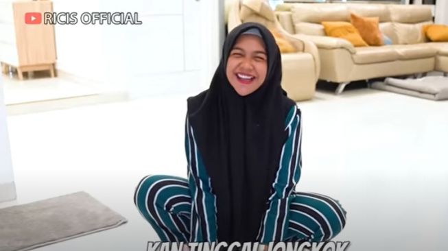 Potret Ria Ricis Ngepel Jongkok Demi Posisi Bayi (YouTube/Ricis Official)