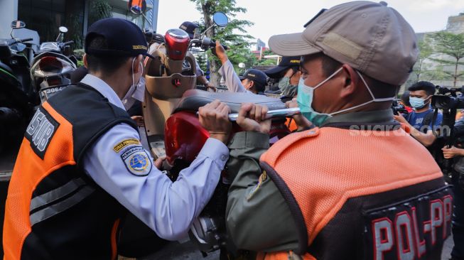 Belasan Motor Parkir Liar di Dekat Arena Citayam Fashion Week Disita, Pengunjung Diminta Pakai Transportasi Umum