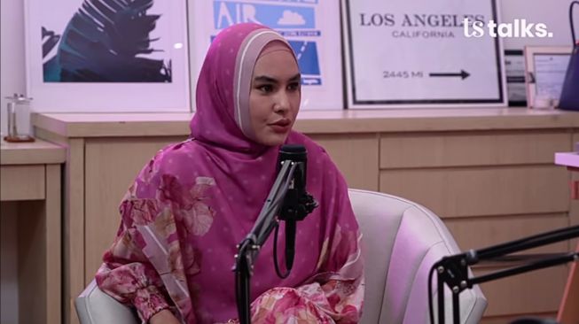 Luna Maya didesak segera menikah oleh Kartika Putri (YouTube/TS Media)