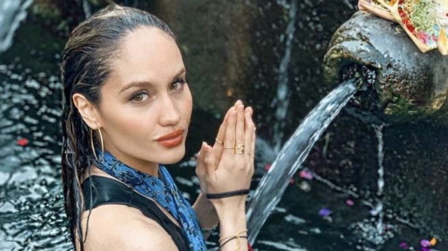 Artis Jalani Prosesi Melukat di Bali (instagram/@claurakiehl)