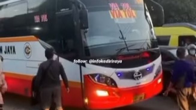 Bus Harapan Jaya Dipaksa Mundur oleh Pengendara Lain di Perempatan Ngadiluwih Kediri