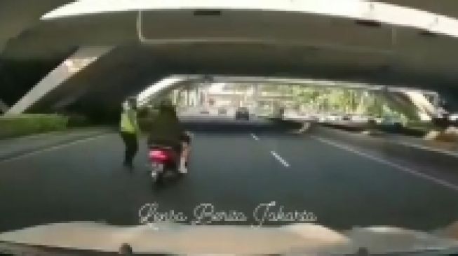 Viral! Pemotor Terobos Jalan Sudirman, Nyaris Diserempet Mobil Saat Hendak Dihentikan Polisi