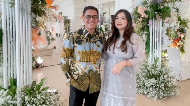 Gaya Seleb Hadiri Nikahan Bintang Emon (Instagram/@tiarapangestika)