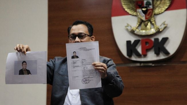 Juru bicara Komisi Pemberantasan Korupsi (KPK) Ali Fikri menunjukkan foto dan surat penetapan Daftar Pencarian Orang (DPO) atas nama Mardani H.Maming saat konferensi pers di Gedung Merah Putih KPK, Jakarta, Selasa (26/7/2022).  ANTARA FOTO/Reno Esnir