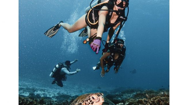 Potret Nia Ramadhani Diving di Labuanbajo (Instagram/@ramadhaniabakrie)