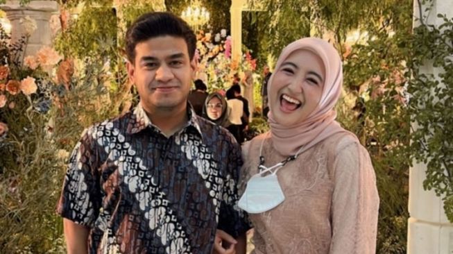 Gaya Seleb Hadiri Nikahan Bintang Emon (Instagram/@fadiljaidi)