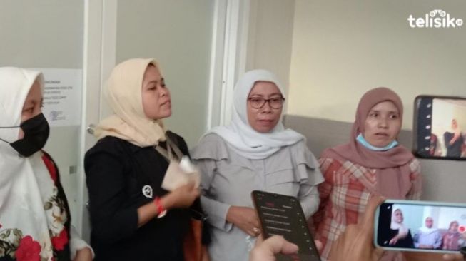 Mahasiswi Korban Kekerasan Seksual Menangis Setelah Keluar Dari Ruang Sidang Etik Kampus Universitas Halu Oleo