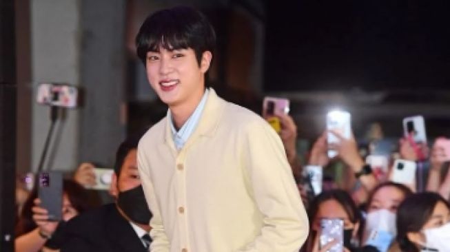 Jin BTS di premier film 'Emergency Declaration'. (Twitter/ koreaboo)