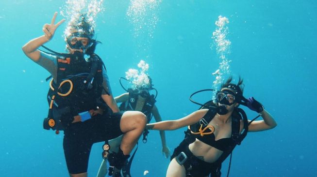 Potret Nia Ramadhani Diving di Labuanbajo (Instagram/@ramadhaniabakrie)