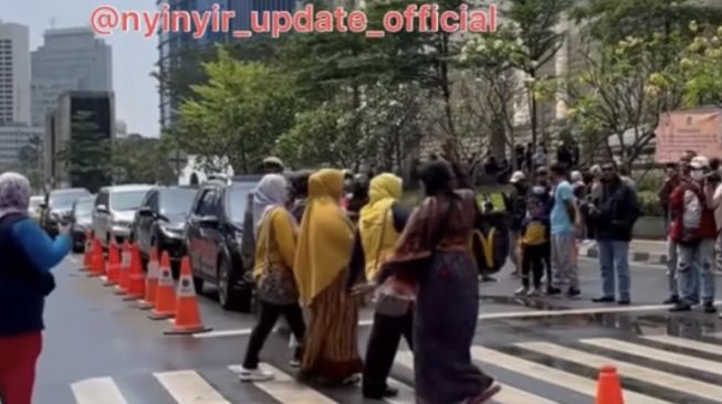 Emak-Emak Mulai Ikut Citayam Fashion Week, Netizen: Bu, Pengajian Aja Sana