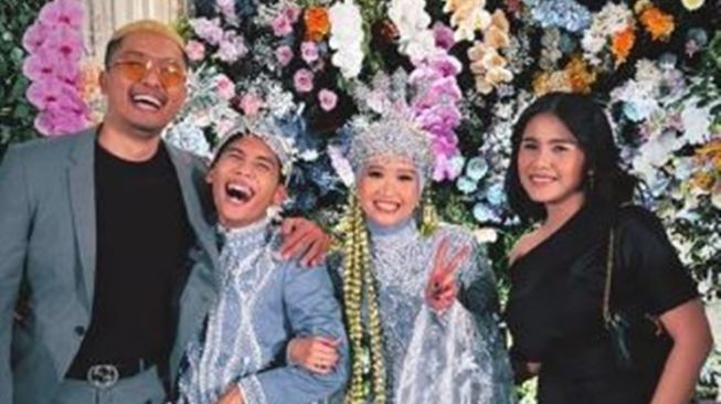 Gaya Seleb Hadiri Nikahan Bintang Emon (Instagram/@uusbiasaaja)