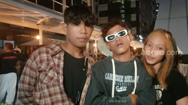 Adul, Erfan dan Rachel, anak tongkrongan yang meramaikan Citayam Fashion Wee. [Rena Pangesti/Suara.com]