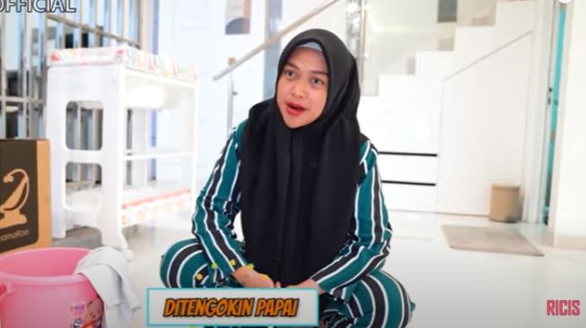 Potret Ria Ricis Ngepel Jongkok Demi Posisi Bayi (YouTube/Ricis Official)