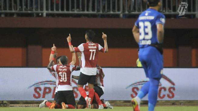 Pemain Madura United rayakan gol Lulinha ke gawang Barito Putera dalam pertandingan Liga 1 di Stadion Pamekasan, Madura, Sabtu (23/7/2022). [Foto: Liga Indonesia Baru]