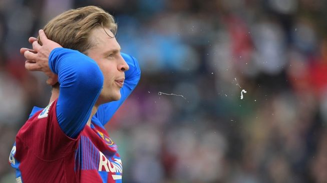 Gelandang sentral Barcelona, Frenkie de Jong. [JOSE JORDAN / AFP]