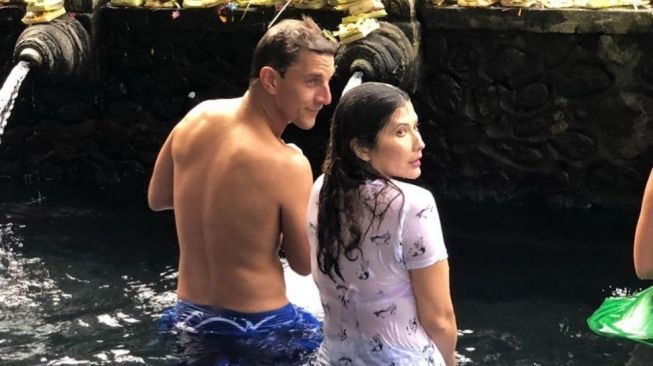 Artis Jalani Prosesi Melukat di Bali (instagram/@tamarableszynskiofficial)