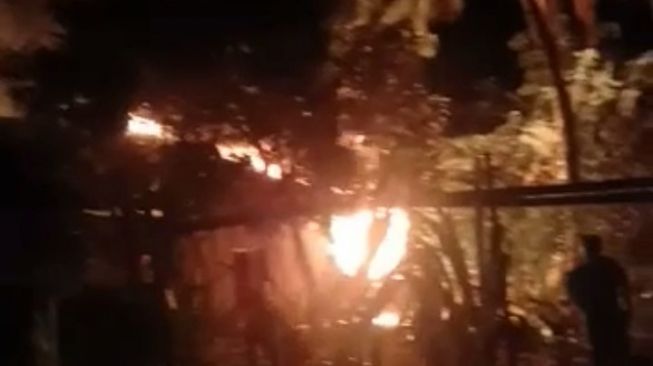 Diduga Korsleting Listrik, Rumah Warga Lebak Hangus Dilalap Api