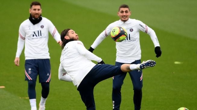 Sergio Ramos (tengah) melakoni sesi latihan Paris Saint-Germain bersama Lionel Messi (kiri). [FRANCK FIFE / AFP]