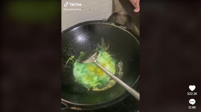 Masak telur hijau, ini penyebabnya. [TikTok]