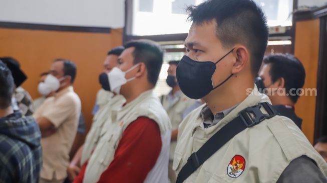 Para Penyidik KPK berada di ruang pengadilan saat sidang putusan praperadilan Mardani Maming di Pengadilan Negeri Jakarta Selatan, Rabu (27/7/2022). [Suara.com/Alfian Winanto]