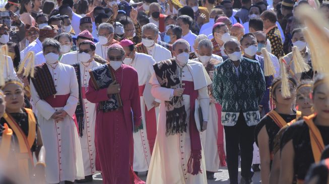 Duta Besar Vatikan untuk Indonesia Mgr Piero Pioppo (kedua kanan) didampingi Uskup Agung Kupang Mgr Petrus Turang (kedua kiri) dan Gubernur NTT Viktor B Laiskodat (kanan) berjalan bersama menuju ke Gereja Santa Maria Assumpta di Kota Kupang, NTT, Rabu (27/7/2022). ANTARA FOTO/Kornelis Kaha

