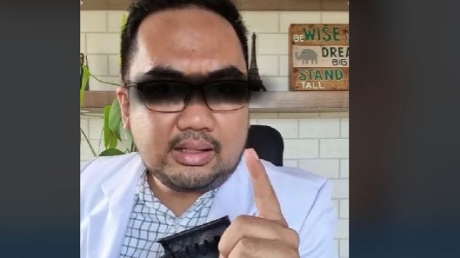 Tangkapan layar video viral di TikTok berisi dokter jelaskan perbedaan minum sufor dengan ASI. [TikTok]