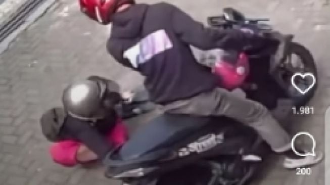 Seorang Wanita Jatuh Dari Motor Gegara Celana Tersangkut, Warganet Beri Saran Ini