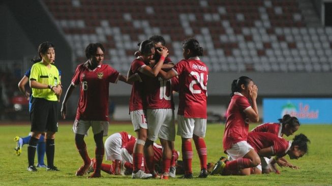 Timnas putri Indonesia U-18 melakukan selebrasi seusai menjebol gawang Timnas putri U-18 Kamboja pada pertandingan penyisihan Grup A AFF U-18 Women Championship di Stadion Gelora Sriwijaya Jakabaring Palembang, Sumatera Selatan, Minggu (24/7/2022). Timnas Indonesia menang atas Timnas Kamboja dengan skor 1-0. ANTARA FOTO/Feny Selly/foc.