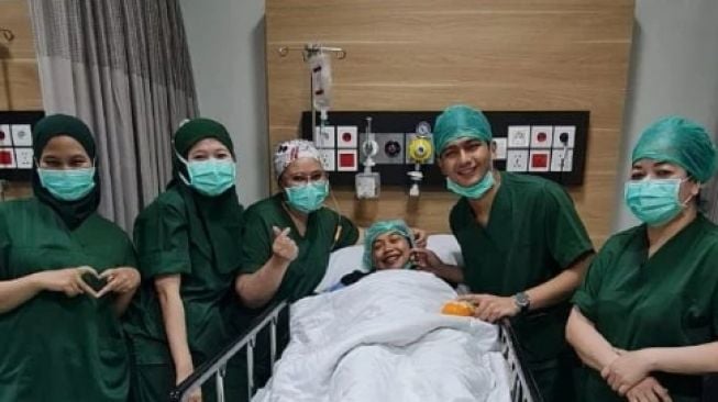 Teuku Ryan Bagikan Potret Anak Pertamanya dengan Ria Ricis: Mirip Siapa Ya Anak Kita?