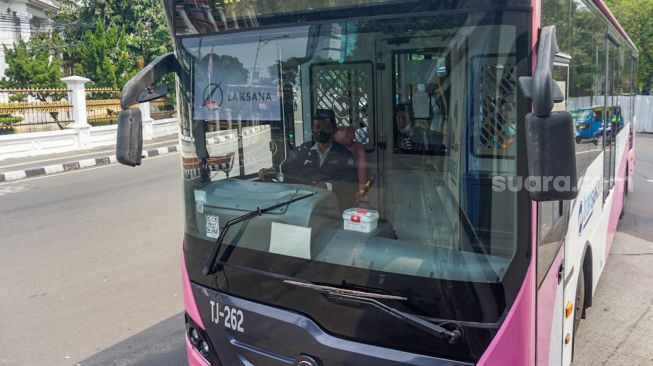 Bus pink Transjakarta saat tiba di Halte Pasar Baru, Jakarta Pusat, Rabu (27/7/2022). [Suara.com/Alfian Winanto]