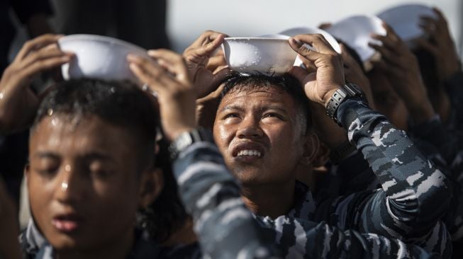 Taruna Akademi Angkatan Laut (AAL) Tingkat III Angkatan ke-69 memasang alat pengaman diri (safety harness) saat mengikuti perlombaan uji ketangkasan di atas KRI Bima Suci-945 di Perairan Laut Batam, Kepulauan Riau (Kepri), Rabu (27/7/2022). ANTARA FOTO/Nova Wahyudi