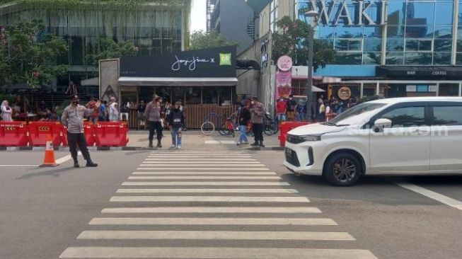 Penampakan polisi hingga petugas dishub jaga ketat cross Citayam Fashion Week di Dukuh Atas. (Suara.com/Arga)