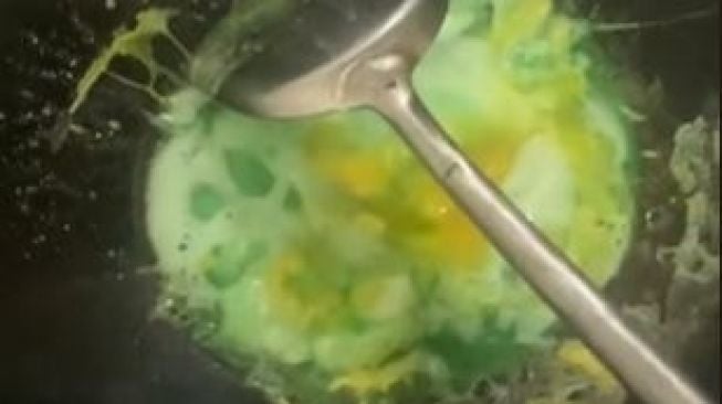 Kaget Lihat Telur Ceplok Hijau di Wajan, Ternyata Bahan yang Dipakai Nenek Ini Bikin Ketar-ketir