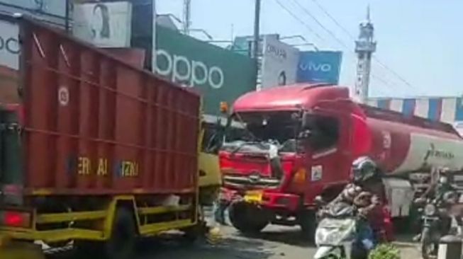 Kronologi Truk Pengangkut BBM vs Truk Double Tabrakan di Jalan Raya Bandung - Cianjur, Satu Sopir Terjepit