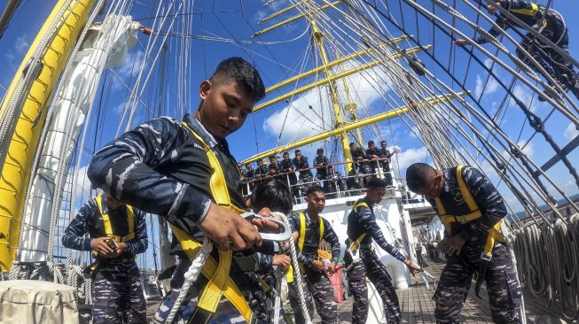 Taruna Akademi Angkatan Laut (AAL) Tingkat III Angkatan ke-69 memasang alat pengaman diri (safety harness) saat mengikuti perlombaan uji ketangkasan di atas KRI Bima Suci-945 di Perairan Laut Batam, Kepulauan Riau (Kepri), Rabu (27/7/2022). ANTARA FOTO/Nova Wahyudi