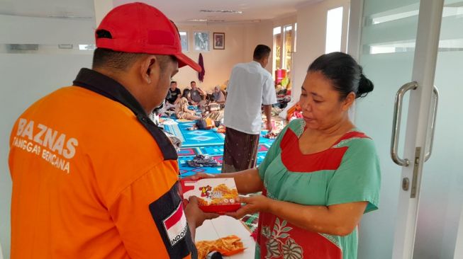 Baznas Salurkan Paket Makanan ZChicken ke Korban Kebakaran Tambora