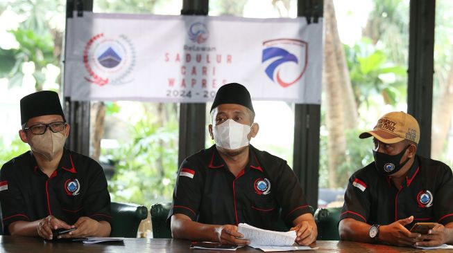 Ketua Umum Relawan Sedulur Ganjar Pranowo Raden Zieo Suroto (tengah) didampingi sejumlah anggotanya berfoto bersama seusai memberikan keterangan kepada wartawan di Jakarta, Rabu, (27/7/2022).  ANTARA FOTO/Reno Esnir