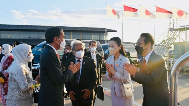 Presiden Joko Widodo atau Jokowi dan Iriana Jokowi berpamitan ke Duta Besar Jepang untuk RI Kanasugi Kenji dan Kanasugi Yasuko untuk melanjutkan perjalanan ke Seoul, Korea Selatan, Rabu (27/7/2022). (Laily Rachev - Biro Pers Sekretariat Presiden)