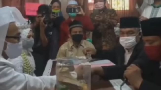 Viral Video Pesan Seorang Ayah untuk Menantu Laki-lakinya di Akad Nikah, Publik: Sisakan 1 Calon Mertua seperti Ini