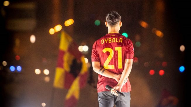 Paulo Dybala saat diperkenalkan sebagai pemain baru AS Roma di Palazzo Della Civilt Italiana, Roma, Selasa (26/7/2022) malam waktu setempat. [Twitter/@OfficialASRoma]