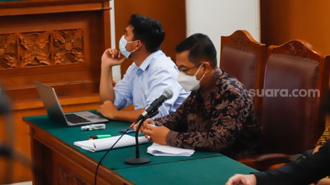 Para Penyidik KPK berada di ruang pengadilan saat sidang putusan praperadilan Mardani Maming di Pengadilan Negeri Jakarta Selatan, Rabu (27/7/2022). [Suara.com/Alfian Winanto]