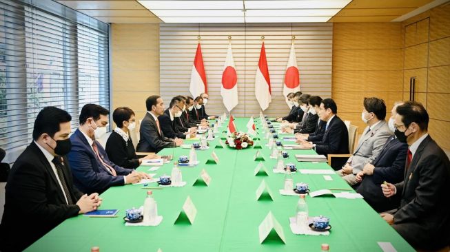 Presiden Joko Widodo atau Jokowi dan PM Jepang Kishida Fumio beserta delegasi saat melakukan pertemuan bilateral di Kantor PM Jepang, Tokyo, Rabu (27/7/2022). (Laily Rachev - Biro Pers Sekretariat Presiden)