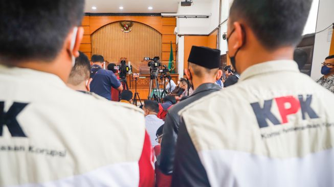 Para Penyidik KPK berada di ruang pengadilan saat sidang putusan praperadilan Mardani Maming di Pengadilan Negeri Jakarta Selatan, Rabu (27/7/2022). [Suara.com/Alfian Winanto]