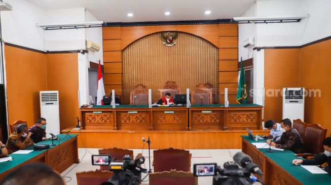 Suasana di ruang pengadilan saat sidang putusan praperadilan Mardani Maming di Pengadilan Negeri Jakarta Selatan, Rabu (27/7/2022). [Suara.com/Alfian Winanto]