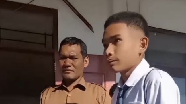 Anak bertemu ayahnya di sekolah demi bawakan buku dan uang jajan (Instagram/ @andrle_48).